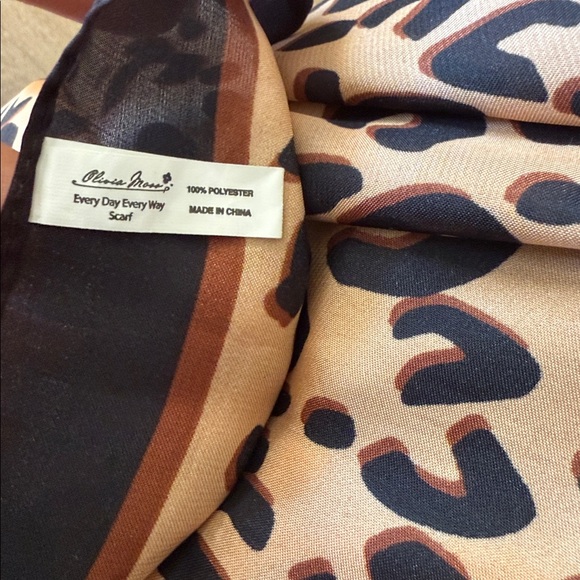 Leopard Scarf - Picture 6 of 6